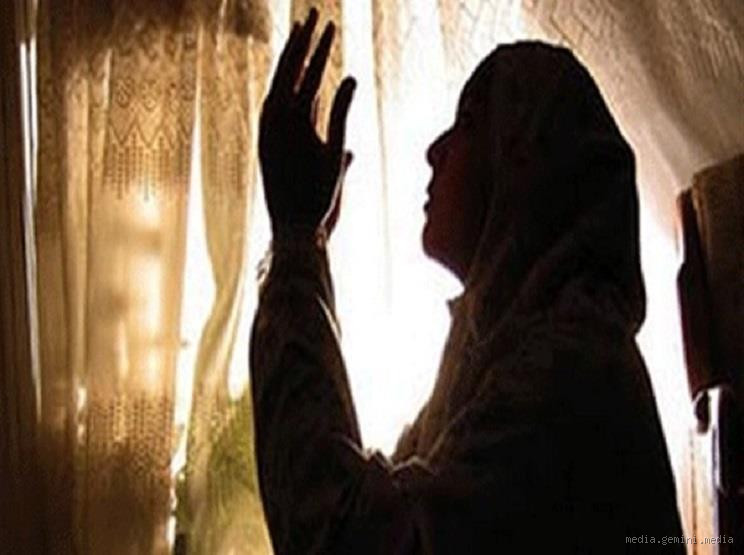 هل يجوز للمرأة أن تصلي في سطح المنزل؟ فهم الشروط والآراء الشرعية