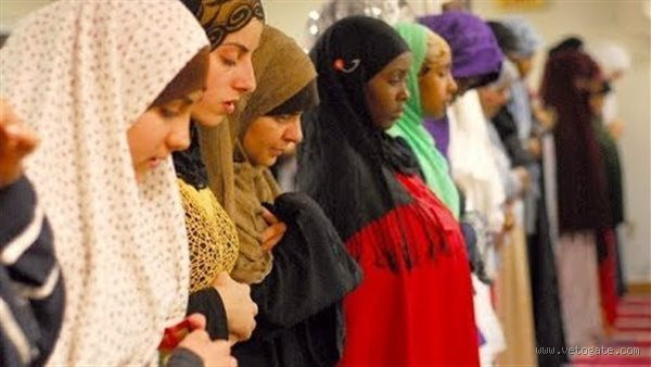 متى يمكن للمرأة أن تصلي جماعة أمام محارمها؟