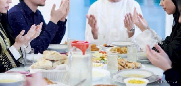 هل يجوز ذكر الله أثناء الأكل؟