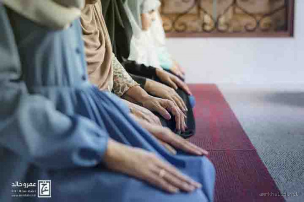 هل يجوز أن تصلي المرأة بجانب الرجل؟ تفصيل حكم الشرع في الموضوع