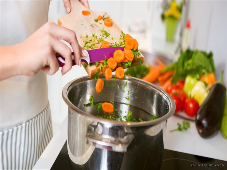 ما حكم أكل المرأة في المطعم؟ إجابة شافية تتعلق بالآداب والدين