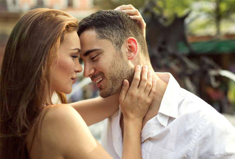 ماذا يحدث للرجل عندما تلمسه المرأة؟ اكتشف التأثيرات العاطفية والجسدية