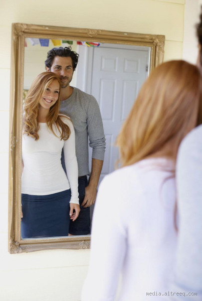 ماذا يحدث عند النوم أمام المرآة؟ اكتشف الأسرار المخيفة!