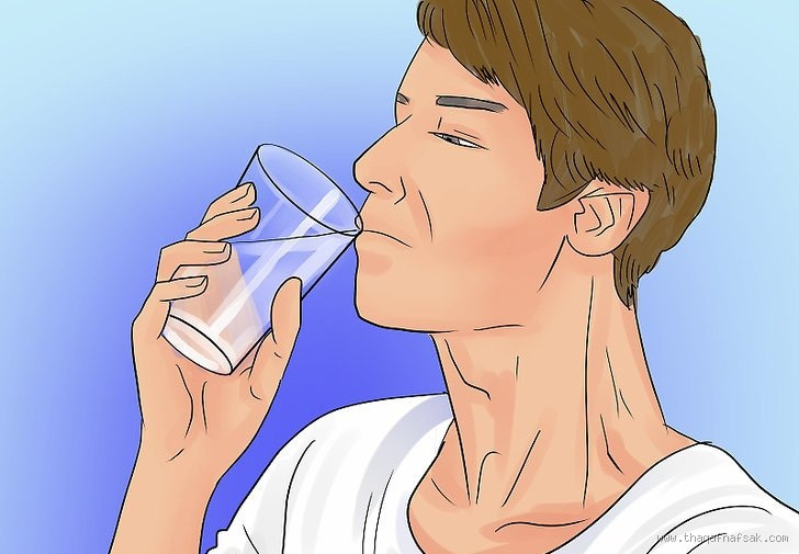 هل شرب الماء أثناء الجلوس سنة؟ تعرف على الحقيقة