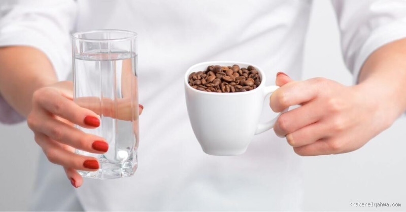 هل يجب عليك شرب الماء بعد القهوة: لماذا قد يكون ذلك مفيدًا؟