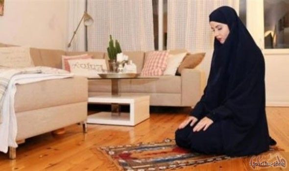 ما حكم ظهور بعض شعر المرأة في الصلاة؟ وهل يؤثر على صحة الصلاة؟