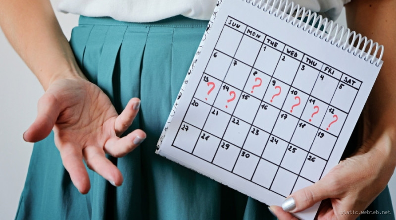 ماذا يعني تأخر الدورة يومين؟ الأسباب والاحتمالات